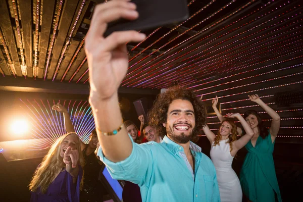 Άνδρα, λαμβάνοντας μια selfie από το τηλέφωνο — Φωτογραφία Αρχείου