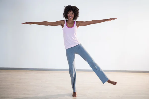 Woman performing stretching exercise — Stock Photo, Image