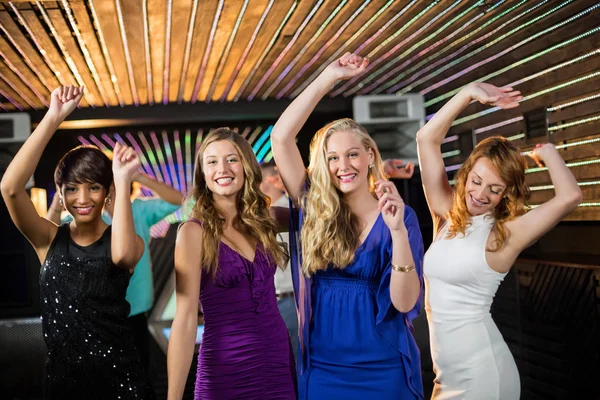 Grupo de amigos sonrientes bailando —  Fotos de Stock