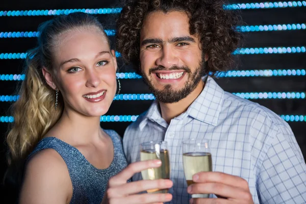 Pareja sosteniendo una copa de champán en el bar —  Fotos de Stock