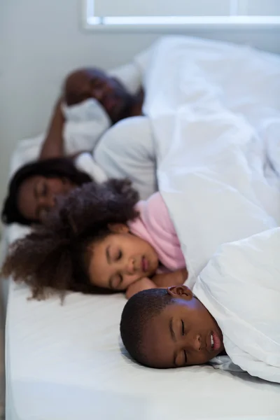 Familie schläft im Bett — Stockfoto