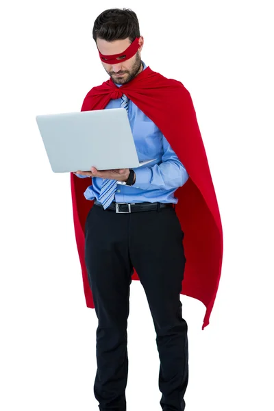 Empresario fingiendo ser súper héroe usando laptop — Foto de Stock