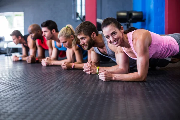 Frau trainiert mit Freunden im Fitnessstudio — Stockfoto