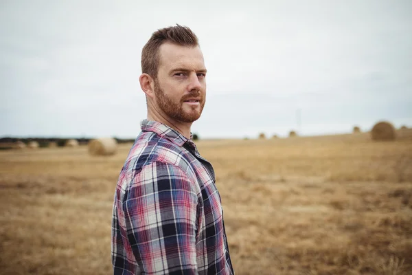 Agricultor em pé no campo — Fotografia de Stock