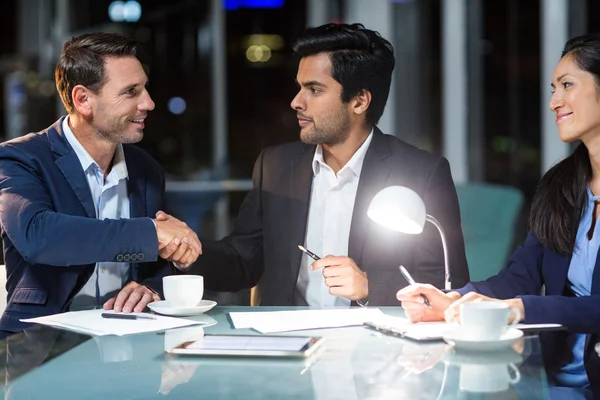 Uomo d'affari che stringe la mano a un collega — Foto Stock