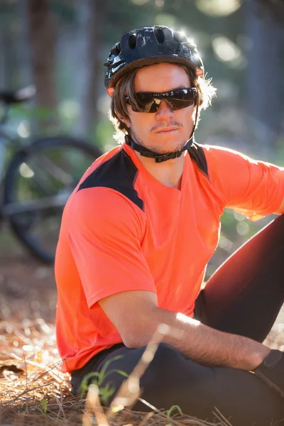Retrato de ciclista de montanha masculino na floresta — Fotografia de Stock