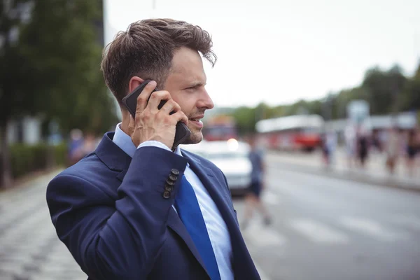 Knappe zakenman praten over telefoon — Stockfoto