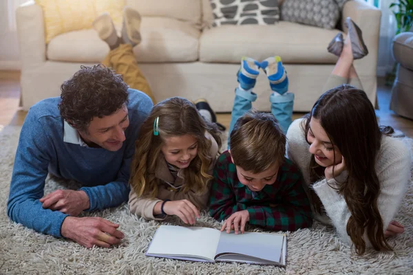 Família lendo um livro — Fotografia de Stock