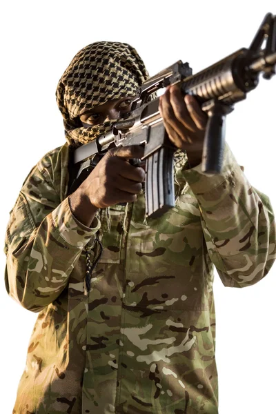 Soldado apuntando con un rifle — Foto de Stock