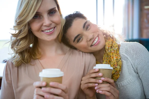 一緒に座って、コーヒーを飲んでいる友達 — ストック写真