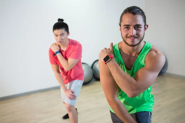 Hommes faisant de l'exercice physique — Photo