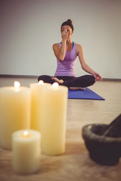 Donna che fa meditazione su tappetino esercizio — Foto Stock