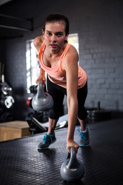 Sportif genç kadın holding kettlebell — Stok fotoğraf