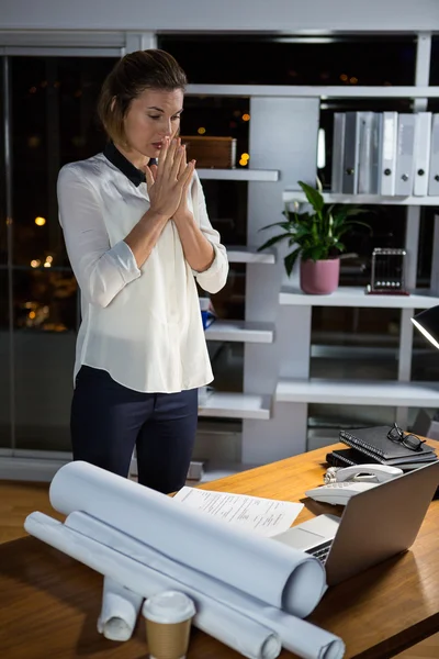Frustrierte Geschäftsfrau arbeitet im Büro — Stockfoto