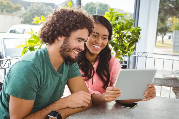 Pareja mirando la tableta digital — Foto de Stock