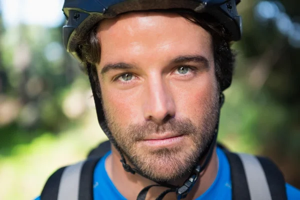 Motociclista maschile nella foresta — Foto Stock