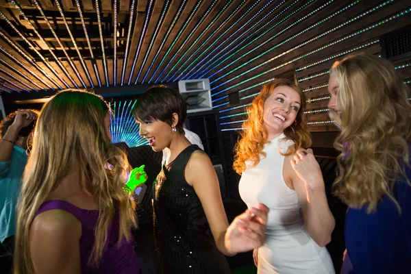 Amigos bailando en pista de baile — Foto de Stock