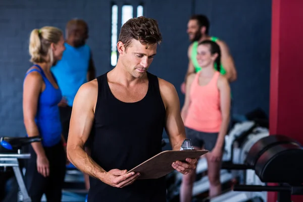 Entrenador de gimnasio con portapapeles —  Fotos de Stock