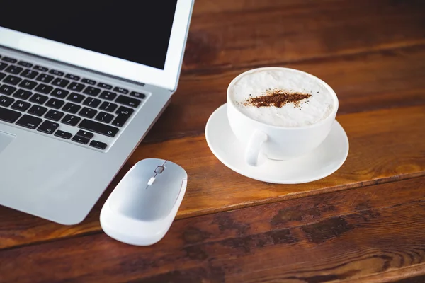 Kávéscsésze és a laptop az asztalra — Stock Fotó