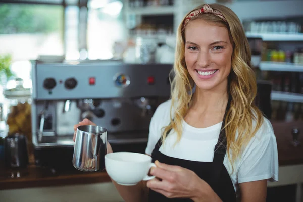 Smiling waitress making cup of coffee — Stock Photo, Image