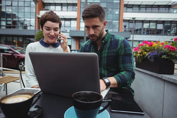 Compañeros de negocios trabajando — Foto de Stock