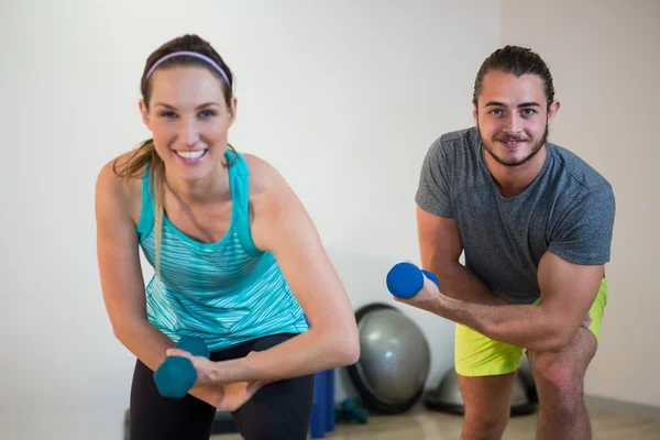 Uomo e donna che fanno esercizio aerobico — Foto Stock