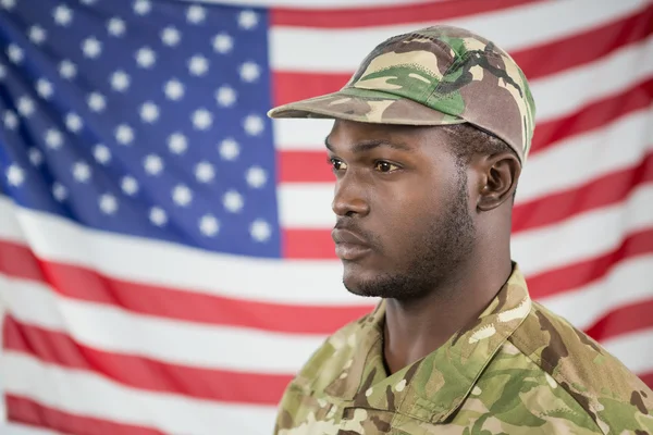 Katona áll ellen az amerikai zászló — Stock Fotó