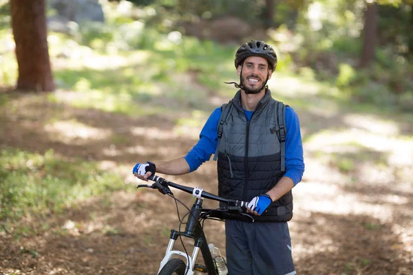 Biker masculino de pie con bicicleta de montaña —  Fotos de Stock