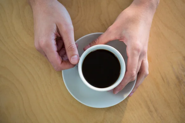 Handen met een koffiekopje — Stockfoto