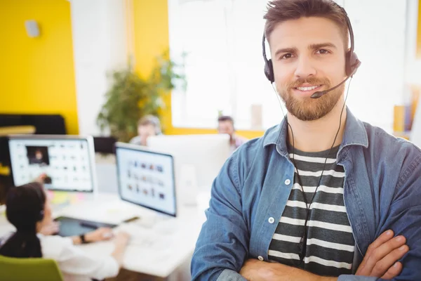 Feliz ejecutivo usando auriculares — Foto de Stock