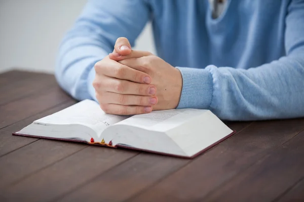 Hombre sentado en el escritorio con la Biblia —  Fotos de Stock