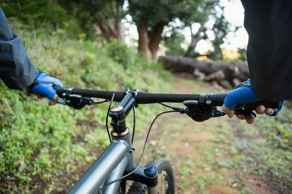 Férfi mountain biker lovaglás kerékpár — Stock Fotó