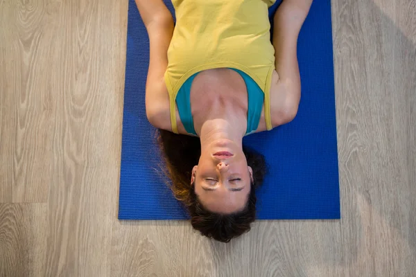 Donna che fa meditazione su tappetino esercizio — Foto Stock