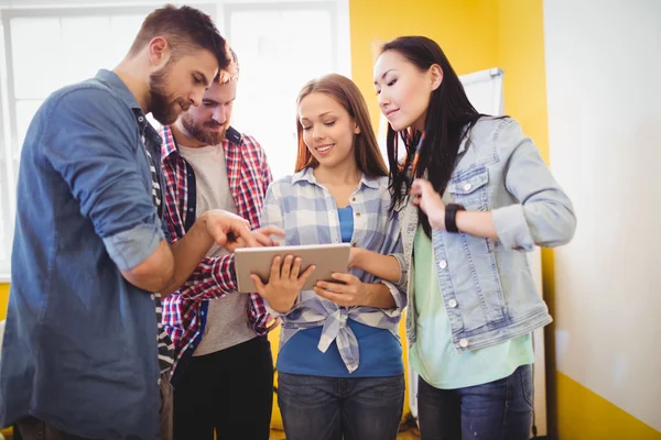 Femeie de afaceri care arată tabletă digitală cu colegii — Fotografie, imagine de stoc