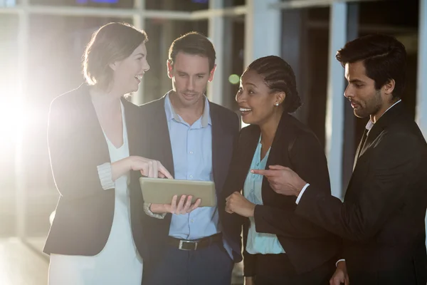 Geschäftsleute diskutieren gemeinsam über Tablet — Stockfoto