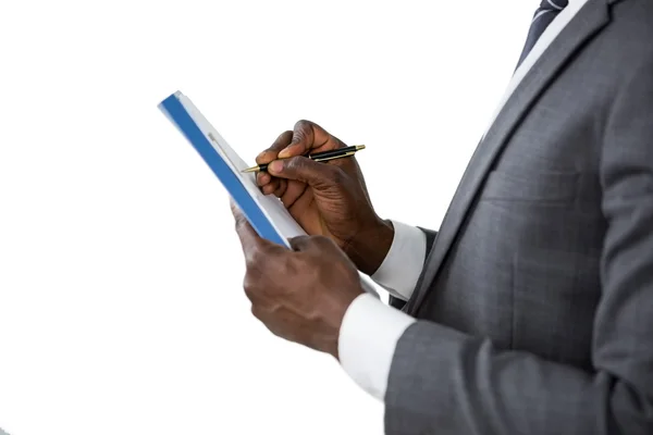 Manos de un hombre firmando un documento de seguro —  Fotos de Stock