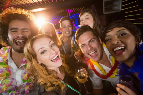 Groep vrienden plezier in staaf — Stockfoto