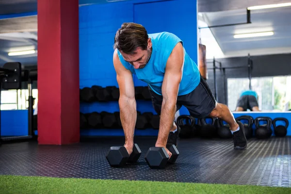 Joven con mancuernas en el gimnasio — Foto de Stock