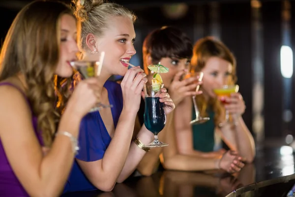 Vänner som har glas cocktail — Stockfoto