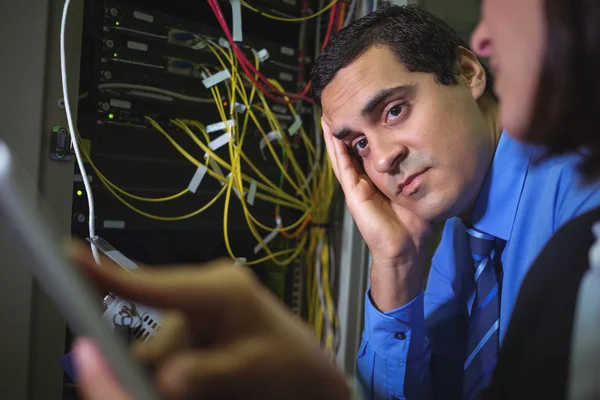 Técnico aburrirse mientras analiza el servidor —  Fotos de Stock