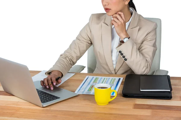 Ofisteki Dizüstü bilgisayarda çalışan iş kadını — Stok fotoğraf