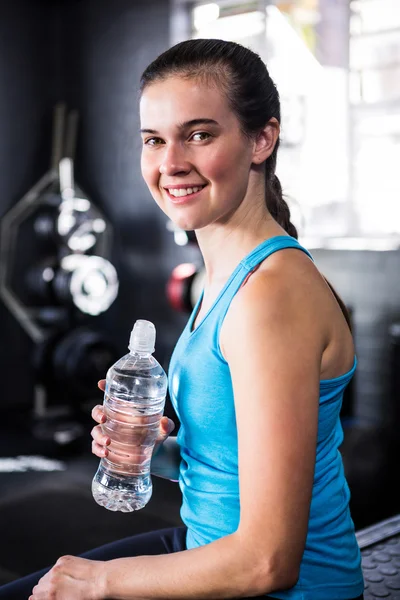 Atleta feminina segurando garrafa de água — Fotografia de Stock