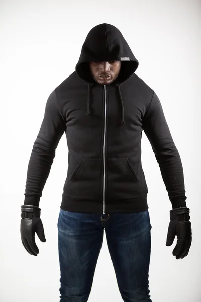 Špion v hoodie stojící proti bílé — Stock fotografie