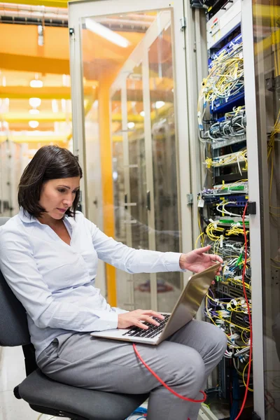 Técnico que trabaja en el ordenador portátil — Foto de Stock