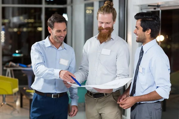 Geschäftsleute diskutieren über Blaupause — Stockfoto