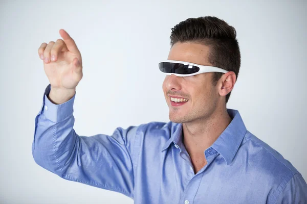 Hombre usando gafas de vídeo virtuales —  Fotos de Stock