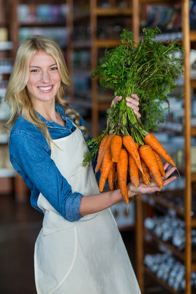 Personnel souriant tenant des carottes — Photo