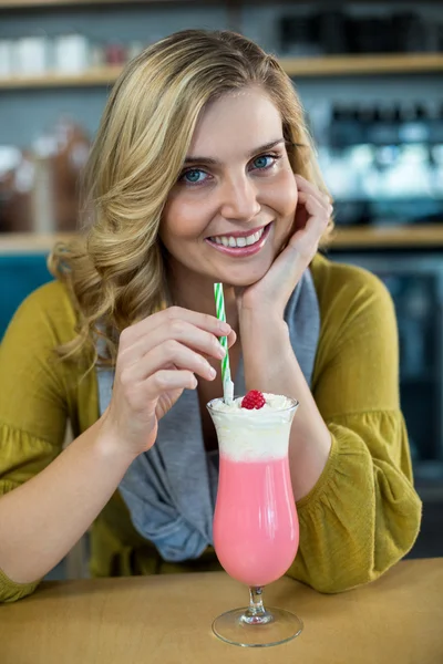Mulher bebendo milkshake com uma palha — Fotografia de Stock
