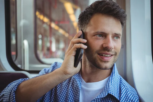 Bonito homem falando no celular — Fotografia de Stock