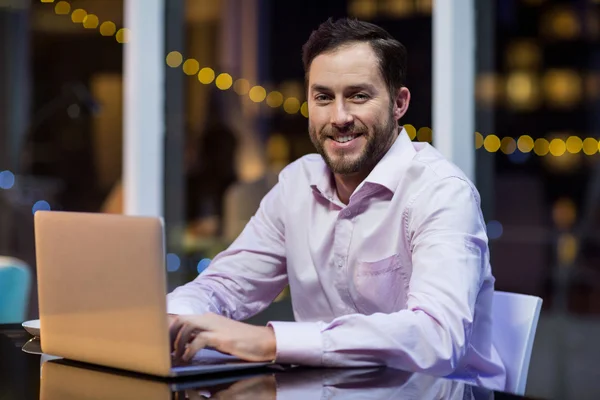 Empresário feliz usando laptop — Fotografia de Stock